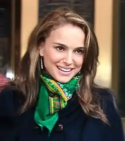 Femme blanche aux longs cheveux châtains et aux yeux marrons.