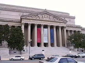 Le :National Archives Building (en) à Washington.