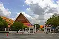 A gauche de l'entrée du musée, le Siwamok Phiman Hall, galeries de préhistoire et histoire thaïe