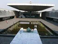 Ensemble de la cour, vue côté bassin.