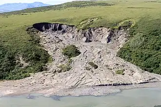 Photographie d'un glissement de terrain provoqué par le dégel du pergélisol.