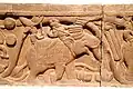 Une des pièces issues de la balustrade du stupa de Bharhut. Sculpture en relief de style Shunga, sur grès, IIe&nbsp;siècle&nbsp;av. J.-C..