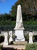 Le monument aux morts près de l'église Saint-Pierre (oct.&nbsp;2012)