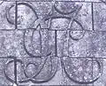Le médaillon du fronton gravé NG (Naveau Gruau), avant restauration.