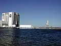 Navette spatiale Atlantis, mission STS 98, sortant de son hall d'assemblage, et se dirigeant vers son aire de lancement.