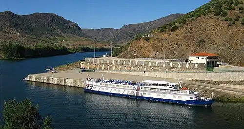 Quai fluvial de Vega Terrón : navire à quai.