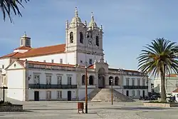 Le sanctuaire Notre-Dame de Nazaré&nbsp;(en) sur le promontoire du Sítio.