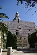 Façade de la basilique en forme de A, symbole de l'Ave Maria