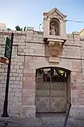 Porte du couvent surmontée d'une statue de Saint Joseph.