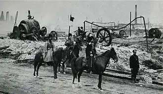 Photographie en noir et blanc de cavaliers militaires.