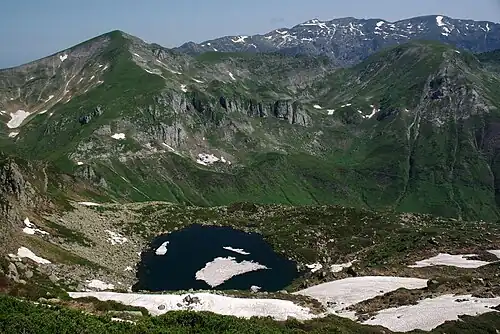Du Cabanatous (2053 m), vue plongeante sur l'étang d'Alate.