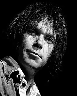 Photo en noir et blanc d'un homme aux cheveux longs
