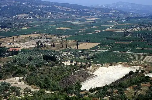 La plaine de Némée, avec le site du sanctuaire au second plan, et le stade au premier plan.