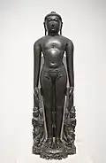 Neminatha. Sculpture de style Chahanama, datée du XIIe ou XIIIe&nbsp;siècle. Issue de Narhad, Rajasthan.