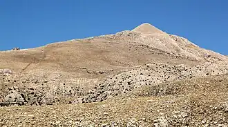 Vue du Nemrut Dağı, coiffé de son tumulus.