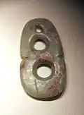 Ornement de jade sous forme d'un triple disque de type « bi » (?). Niuheliang, Lingyuan, Liaoning, 2002. Musée National de Chine