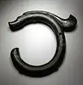 Amulette « dragon ». Hongshan, Liaoning. Jade, H. 26 cm. Découvert: Sanxingtala, Ju Ud (act. Chifeng), Mongolie-Intérieure, 1973. Musée national de Chine