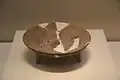 Bol tripode. Terre cuite lissée et lustrée. Culture de Cishan. Hebei. Musée national de Chine