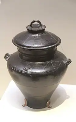 Jarre à boisson fermentée. Terre cuite noire fine et lustrée, H. 22 cm. Longshan du Shandong