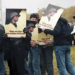 Photographie en couleurs de manifestants néonazis protestant contre l'exposition sur les crimes de la Wehrmacht