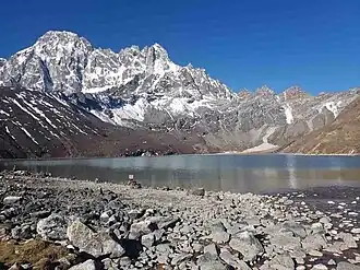 Vue de Pharilapcha en arrière-plan sur le lac Gokyo.