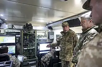 Le Président Petro Porochenko visitant la cabine d'un lanceur.
