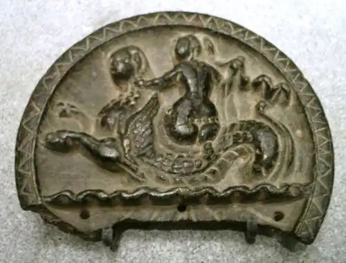 Une Néréide chevauchant un monstre marin Ketos, palette de pierre, Sirkap, IIe&nbsp;siècle&nbsp;av. J.-C.