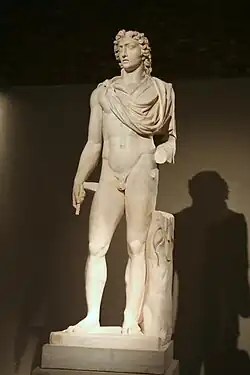 Statue colossale d'Hélios, dieu du soleil. Moyenne Égypte. Mi-IIe&nbsp;siècle de notre ère. H. 274&nbsp;cm.