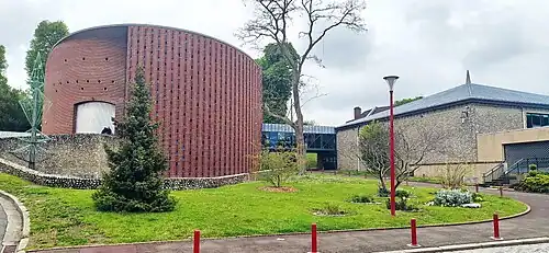 Théâtre, passerelle/foyer et côté de la salle des fêtes.