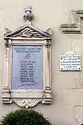 La stèle aux morts apposée sur la mairie (août&nbsp;2011)