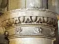 Chapiteau au début des grandes arcades.