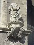 Statue et console sur le même contrefort.
