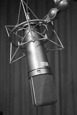 Support de micro Neumann : la capsule du microphone peut être mise à l'envers sans risque de chute.