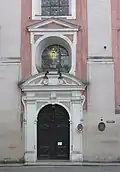 Entrée surmontée du symbole de la compagnie de Jésus
