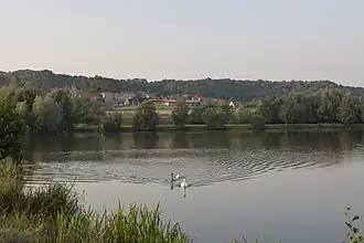 Vue de Neuville-sur-Ailette depuis les rives du lac de l'Ailette.
