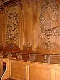 Les stalles surmontées de panneaux de bois sculptés, en avant-chœur, côté droit