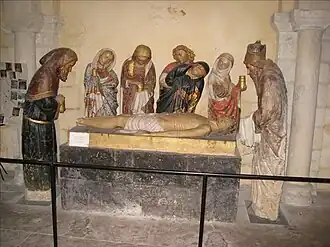 Une mise au tombeau du XVe&nbsp;siècle, située dans la crypte romane.