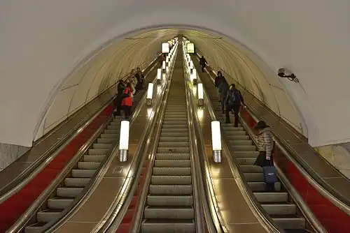 Longue descente vers la station Nevski prospekt. Il faut environ 10 minutes pour parvenir aux quais ou en remonter.