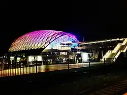 L'extérieur de la gare de nuit.