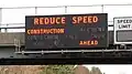 Système avec néon et messages préinstallés sur la New Jersey Turnpike, États-Unis.
