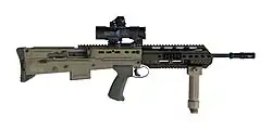 photographie en couleur montrant un fusil d’assaut de profil sur fond blanc