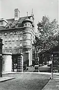 L'entrée de Scotland Yard, sur Derby Street (auj. Derby Gate).