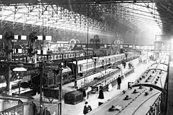 photo de la halle et de locomotives à vapeur