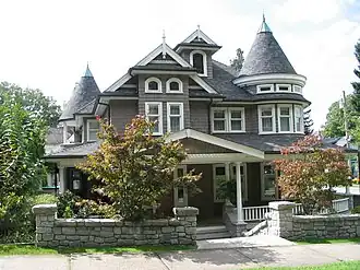 Réplique moderne d'une maison de style Shingle (c. 2004), en face de Queen's Park, New Westminster, Colombie-Britannique.