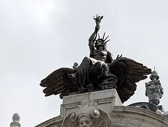 Emblème historique de la New York Life Insurance Company représentant la statue de la Liberté assise sur l'aigle américain