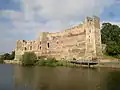 Ruines du château fort de Newark vues depuis les berges de la Trent.