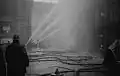 Pompiers combattant un incendie à l'usine de la Merck Chemical Co., située au 560, rue De Courcelle, le 5 avril 1937.