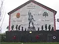 Reproduction de la statue d’Edward Carson qui se trouve dans l’allée menant au parlement nord irlandais (Stormont) et défilé des soldats de la 36e&nbsp;division d’Ulster qui se sont battus à la Bataille de La Somme en juillet 1916. Newtownabbey, Antrim. 2002.