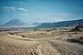 L'intérieur du rift et ses escarpements. Rive occidentale du lac Natron.