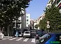 la Rue Galléan relie la place Sasserno au boulevard Maréchal-Foch. Sens de circulation E.  À gauche, le lycée Calmette.